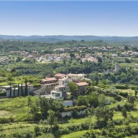 4 Bedroom Luxury Villa Retreat with Heated Infinity Pool near Buje, Sleeps 8-10